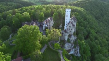 Yaz akşamında Almanya 'daki Lichtenstein Kalesi' nde hava manzarası. Beyaz Kule 'nin arkasında köy olan kalesi. Yüksek kalite 4k görüntü