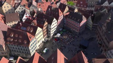 Baden Wurttemberg 'deki Tuebingen Kasabası, Almanya, Avrupa, Eski tarihi kasaba Tubingen' in üzerinde uçan insansız hava aracı. Yüksek kalite 4k görüntü