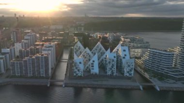 Aarhus Limanı Rıhtım Bölgesi 'nin Terraced Binaları' yla hava görüntüsü. Aarhus, Danimarka 'da çağdaş mimarlık. Yüksek kalite 4k görüntü
