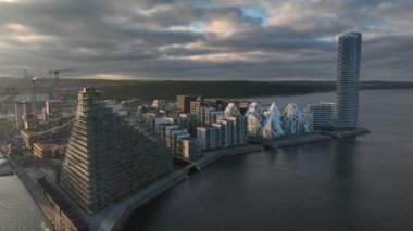 Aarhus Limanı Rıhtım Bölgesi 'nin Terraced Binaları' yla hava görüntüsü. Aarhus, Danimarka 'da çağdaş mimarlık. Yüksek kalite 4k görüntü