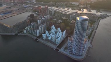 Aarhus Limanı Rıhtım Bölgesi 'nin Terraced Binaları' yla hava görüntüsü. Aarhus, Danimarka 'da çağdaş mimarlık. Yüksek kalite 4k görüntü