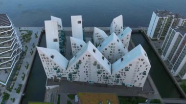 Aarhus Limanı Rıhtım Bölgesi 'nin Terraced Binaları' yla hava görüntüsü. Aarhus, Danimarka 'da çağdaş mimarlık. Yüksek kalite 4k görüntü