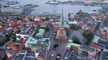Aarhus, Jutland, Danimarka - Domkirke Katedrali ile Akşam Alacakaranlığı 'nda Hava Aracı Görüntüsü