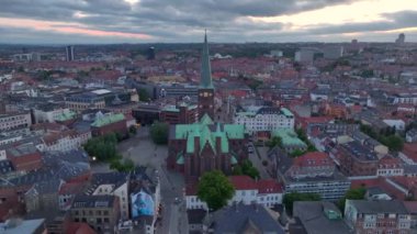 Aarhus, Jutland, Danimarka - Domkirke Katedrali ile Akşam Alacakaranlığı 'nda Hava Aracı Görüntüsü