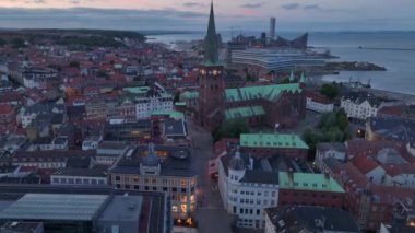 Aarhus, Jutland, Danimarka - Domkirke Katedrali ile Akşam Alacakaranlığı 'nda Hava Aracı Görüntüsü