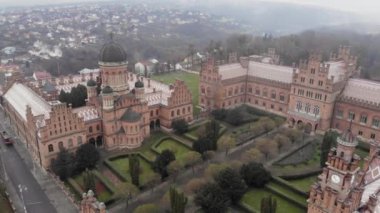 Bulutlu bir kış gününde Chernivtsi Ulusal Üniversitesi. Bukovina, Ukrayna ve Avrupa 'nın bir anıtı. Hava Aracı Atışı. Yüksek kalite 4k görüntü