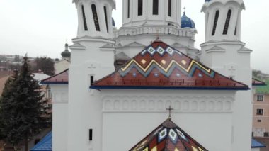 St. Nicholas Katedrali 'nin çarpık kubbelerinin hava aracı görüntüleri, nam-ı diğer Çernovtsi, Ukrayna' daki Sarhoş Kilisesi. Yüksek kalite 4k görüntü