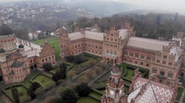 Bulutlu bir kış gününde Chernivtsi Ulusal Üniversitesi. Bukovina, Ukrayna ve Avrupa 'nın bir anıtı. Hava Aracı Atışı. Yüksek kalite 4k görüntü