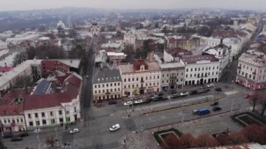 Ukrayna, Chernivtsi 'deki merkez meydanı ve belediye binasının hava görüntüleri. Bulutlu kış havasında Çernovtsi 'nin merkezi. Yüksek kalite 4k görüntü