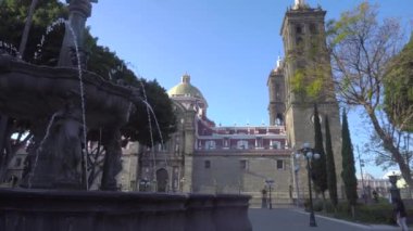 Puebla de Zaragoza, Meksika 'daki Orta Iglesia Çeşmesi, Zocalo Meydanı' ndaki Katedral de Puebla, Meksika. 4k UHD