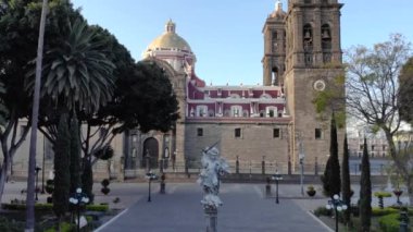 Puebla de Puebla Katedrali. Orta Iglesia 'nın Puebla de Zaragoza, Meksika, Zocalo Meydanı' ndaki insansız hava aracı görüntüleri..