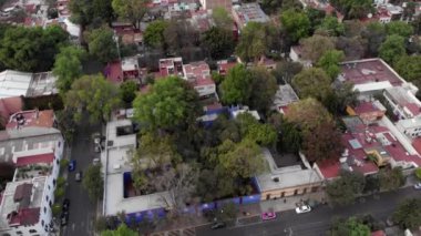 Mexico City 'deki Coyoacan mahallesinin insansız hava aracı görüntüsü. Frida Kahlo Müzesi. Yüksek kalite 4k görüntü