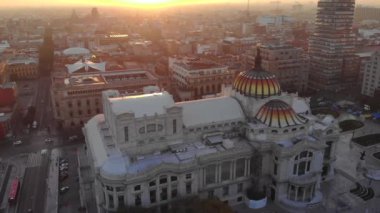 Meksika 'nın başkenti Mexico City' de güneşin doğuşunun insansız hava aracı görüntüsü. Ciudad de Mexico 'daki Güzeller Müzesi, ufuk çizgisi. Yüksek kalite 4k görüntü