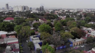 Mexico City 'deki Coyoacan mahallesinin insansız hava aracı görüntüsü. Frida Kahlo Müzesi. Yüksek kalite 4k görüntü