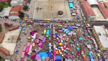 Hava aracı San Juan Chamula 'daki Merkez Market' in üzerinde uçuyor. Chiapas, Meksika 'nın otantik kasabası. 4k