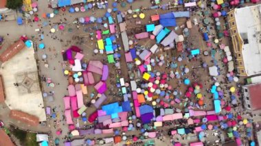 Hava aracı San Juan Chamula 'daki Merkez Market' in üzerinde uçuyor. Chiapas, Meksika 'nın otantik kasabası. 4k