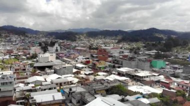 San Juan Chamula üzerinde uçan insansız hava aracı manzarası. Chiapas, Meksika 'nın otantik kasabası. Yüksek kalite 4k görüntü