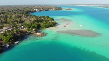 Cenote Cocalitos. Bacalar, Quintana Roo, Meksika yakınlarındaki yedi renk gölünün turkuaz suyunda salıncaklar ve hamaklar.
