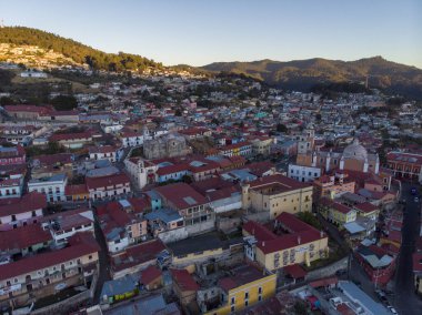 Real Del Monte, Hidalgo, Meksika 'nın insansız hava aracı görüntüleri. Sihirli şehir Pachuca şehrinin yakınında gün doğumunda.