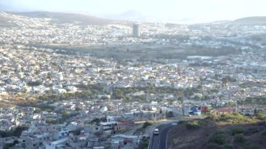 Meksika, Pachuca: Meksika 'nın başkenti Hidalgo' nun Sunset 'teki havadan görünüşü. Büyük bir şehrin hızlandırılmış videosu. Yüksek kalite 4k görüntü