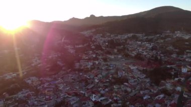 Real Del Monte, Hidalgo, Meksika 'nın insansız hava aracı görüntüleri. Pueblos Magicos, Pachuca yakınlarındaki Büyülü Şehir Panoraması. 4k UHD
