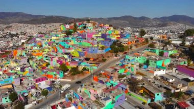 Pachuca de Soto 'daki Macromural - Pachuca' daki Cubitos semtinde renkli binalar, Hidalgo eyaleti, Meksika. 