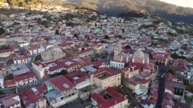 Real Del Monte, Hidalgo, Meksika 'nın insansız hava aracı görüntüleri. Sihirli şehir Pachuca şehrinin yakınında gün doğumunda.