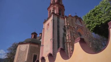 Queretaro, Jalpan de Serra 'daki antik kilisenin pürüzsüz Gimbal çekimi. Meksika mı? Jalpan 'ın Fransisken Görevi. Yavaş çekim