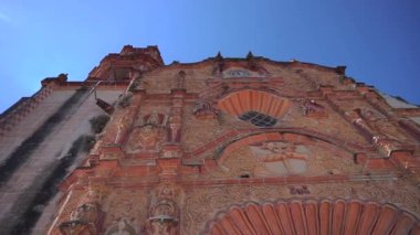 Queretaro, Jalpan de Serra 'daki antik kilisenin pürüzsüz Gimbal çekimi. Meksika mı? Jalpan 'ın Fransisken Görevi. Yavaş çekim