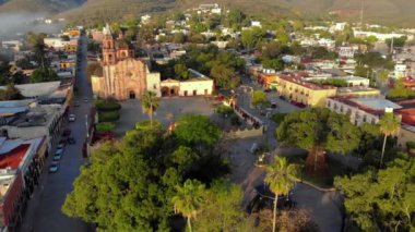 Queretaro, Jalpan de Serra 'da eski bir kilise. Meksika mı? Jalpan 'ın Fransisken Misyonunun Hava Çekimi. 4k