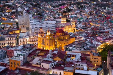 Guanajuato City, Meksika, akşam karanlığında tarihi binaların havadan görünüşü. Templo de San Felipe Neri 'ye yakın. İHA Çekimi.