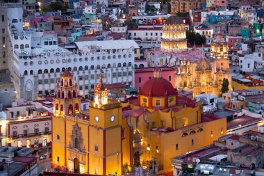 Guanajuato City, Meksika, akşam karanlığında tarihi binaların havadan görünüşü. Templo de San Felipe Neri 'ye yakın. İHA Çekimi.