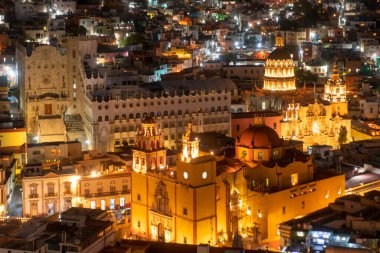 Guanajuato City, Meksika, akşam karanlığında tarihi binaların havadan görünüşü. Templo de San Felipe Neri 'ye yakın. İHA Çekimi.