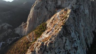 Günbatımında Queretaro 'daki Bernal Rock Dağı, Meksika' da iple inme, doğa manzarası, hava çekimi için ünlü bir yer. Yüksek kalite 4k görüntü