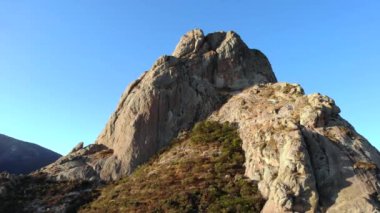 Günbatımında Queretaro 'daki Bernal Rock Dağı, Meksika' da iple inme, doğa manzarası, hava çekimi için ünlü bir yer. Yüksek kalite 4k görüntü