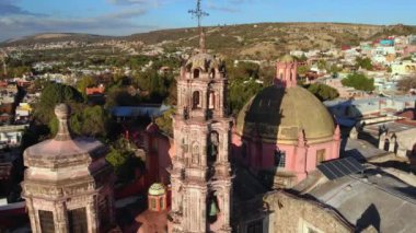 Guanajuato, Meksika 'daki San Miguel de Allende' deki İspanyol Mimari Kiliselerinin Hava Aracı Çekimi. 4k Yüksek Kalite Video