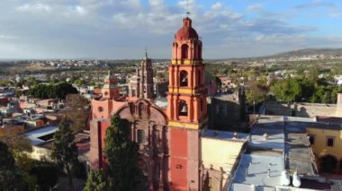 Guanajuato, Meksika 'daki San Miguel de Allende' deki İspanyol Mimari Kiliselerinin Hava Aracı Çekimi. 4k Yüksek Kalite Video