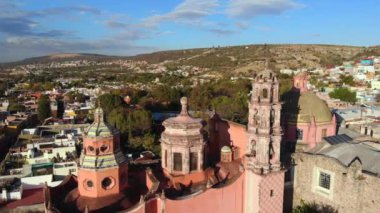 Guanajuato, Meksika 'daki San Miguel de Allende' deki İspanyol Mimari Kiliselerinin Hava Aracı Çekimi. 4k Yüksek Kalite Video