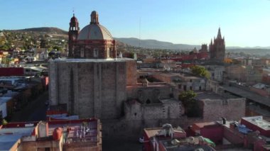 Guanajuato, Meksika 'daki San Miguel de Allende' deki İspanyol Mimari Kiliselerinin Hava Aracı Çekimi. 4k Yüksek Kalite Video