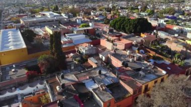 Guanajuato, Meksika 'daki San Miguel de Allende' de Düz Çatılı ve Bitkili Canlı Bölgelerin İnsansız Hava Aracı Çekimi. 4k Yüksek Kalite Video