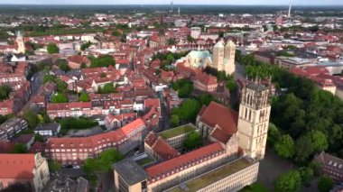 Muenster şehri, Almanya, Hava Drone 'u yaz akşamında vuruldu. Munster, Almanya 'da Nord Rhein Westfell eyaletinde yer alan bir şehirdir. 4k UHD