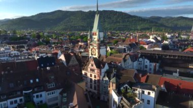 Freiburg im Breisgau, Almanya, Gündoğumunda. Freiburger Dom Katedrali 'nde hava aracı atışı. 4k Drohne görüntüsü. 4k UHD