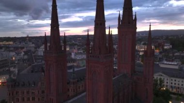 Wiesbaden, Almanya 'daki Marktkirche Katedrali' nin Hava Aracı Çekimi. Akşam Alacakaranlığı 'ndaki eski kasaba ve şehir merkezi. 4k UHD