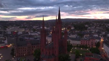 Wiesbaden, Almanya 'daki Marktkirche Katedrali' nin Hava Aracı Çekimi. Akşam Alacakaranlığı 'ndaki eski kasaba ve şehir merkezi. 4k UHD