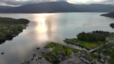 Fiyort kıyısındaki tipik Norveç Köyü, Sakin Deniz Üzerinde Yaz Akşamı Günbatımında Hava Dronu vuruldu. Yüksek kalite 4k görüntü