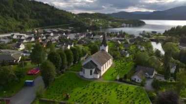 Fiyort kıyısındaki tipik Norveç Köyü, Sakin Deniz Üzerinde Yaz Akşamı Günbatımında Hava Dronu vuruldu. Yüksek kalite 4k görüntü