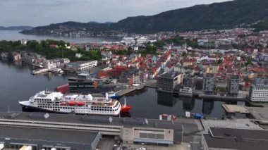 Norveç 'in batı kıyısındaki Hordaland belediyesinin Norveç' in ikinci büyük şehri Bergen Aerial View. Yüksek kalite 4k görüntü