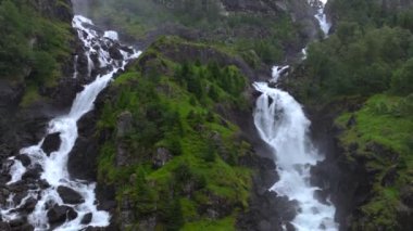 Norveç dağlıklarında köprüden geçen arabalar, Latefossen Şelalesi, en çok ziyaret edilenlerden biri, Odda. Hava Aracı Atışı. Yüksek kalite 4k görüntü