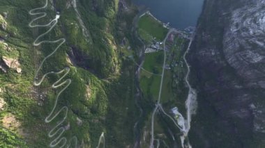 Lysefjord, Norveç, en Picturesque Fjord. Hava Aracı, yüksek uçurumlar ve dingin suları gösteren bir çekim yaptı. Lysebotn... 4K 'lık yüksek kaliteli görüntü.