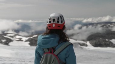 Miğferli Kız, Krampon ve Koşum Buzul Tarafından Yürüyor. Buz tırmanışı yürüyüşü sahneleri. Folgefonna Buzulu Norveç 'te. Yüksek kalite 4k görüntü